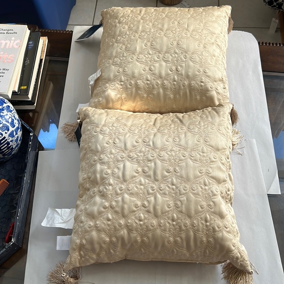 Bundle Of Waterford Ruffino Collection Trim-Tasseled Reversible Jacquard Pillows - Picture 7 of 13